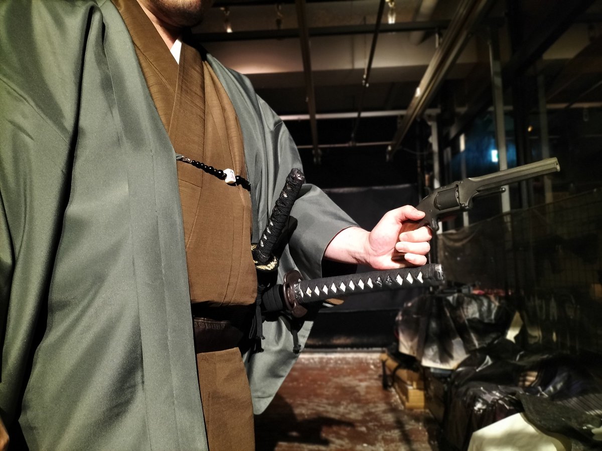 Bar_EA's tweet photo. 今日も元気に営業中🔫

先日和装のお客様がいらっしゃったので、帯刀していただきました‼️
他にもたくさん写真撮ったんですがあまりにも竜馬。やっぱり和装と刀と銃は至高。

和服ユーザーの方々、是非当店に武装しに来るのはいかがでしょうか？
お待ちしております😎 https://t.co/4wVgJo3bJ6