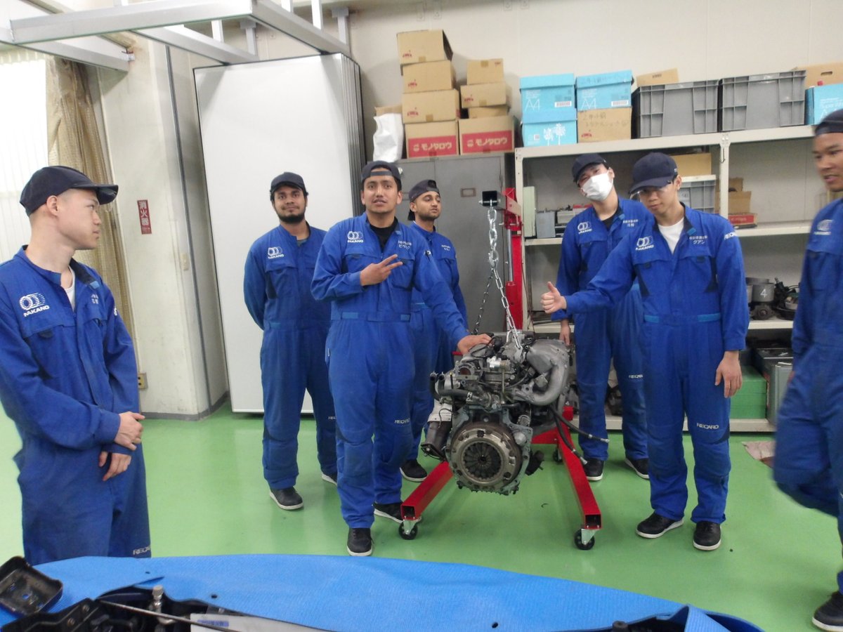 tera_house_n's tweet photo. #今日の授業

本日は #エンジン脱着 作業実習にフォーカス

危険が伴う作業だけど、やりがいはピカイチ♪　脱できたときの喜びと着への不安ｗ　

元に戻るのか・・・つづく😁

＃自動車整備士
＃TTC
＃メカニック https://t.co/6PItOEgbuU