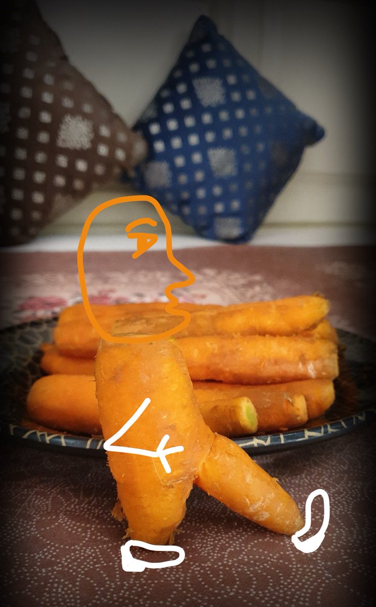 spudd_era's tweet photo. this little veggie walking around with a 24-carrot attitude 🤨 https://t.co/HsYycGrO81