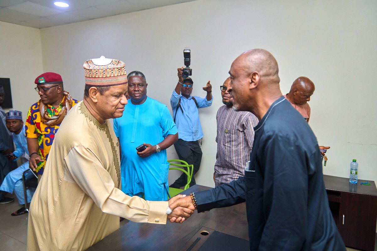 BREAKING: Leading ADC Presidential aspirant, 𝗛𝗮𝘆𝗮𝘁𝘂-𝗗𝗲𝗲𝗻 𝗽𝗶𝗰𝗸𝘀 𝗡100𝗺 𝗔𝗗𝗖 𝗽𝗿𝗲𝘀𝗶𝗱𝗲𝗻𝘁𝗶𝗮𝗹 𝗳𝗼𝗿𝗺

Hayatu-Deen is the first aspirant to pick the ADC form.