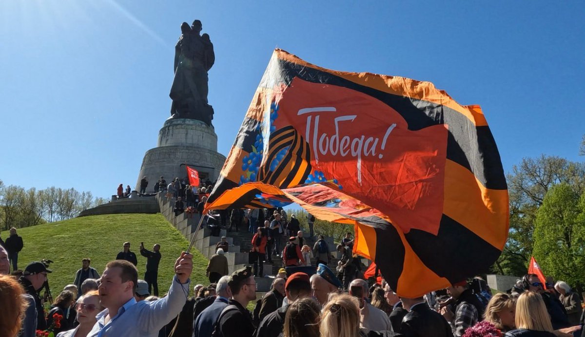 RusBotschaft's tweet photo. Heute ist der 77. Jahrestag der Einweihung des Ehrenmals für die sowjetischen Befreiungskrieger im Treptower Park

🔸 Das Monument wurde am 8. Mai 1949 feierlich eröffnet.

🔸Von der sowjetischen Seite nahmen an der Eröffnungszeremonie zahlreiche Delegationen unter der Leitung des Kommandanten Berlins Generalmajor Alexander Kotikow teil.

🔸Die deutsche Seite wurde durch die Deutsche Wirtschaftskommission, die Berliner Volkspolizei und das Berliner Magistrat unter der Leitung von Friedrich Ebert vertreten sowie durch gesellschaftliche Organisationen und politische Parteien. Die Führung der Sozialistischen Einheitspartei Deutschlands geleitet von Otto Grotewohl war auch bei der Eröffnung dabei.

🔸 Die Vertreter der westlichen Alliierten beteiligten sich an der Eröffnung nicht.

🔸 Flächenmäßig ist das Ehrenmal im Treptower Park das größte in Berlin (87 500 km²) und zahlenmäßig in Bezug auf beigesetzte Soldaten das zweitgrößte (7200 Personen). Seit dem Einweihungstag werden am sowjetischen Kriegsehrenmal im Treptower Park jährlich feierliche Gedenkveranstaltungen durchgeführt. 

#77JahreTreptow
#GroßerSieg81
#TagdesSieges81