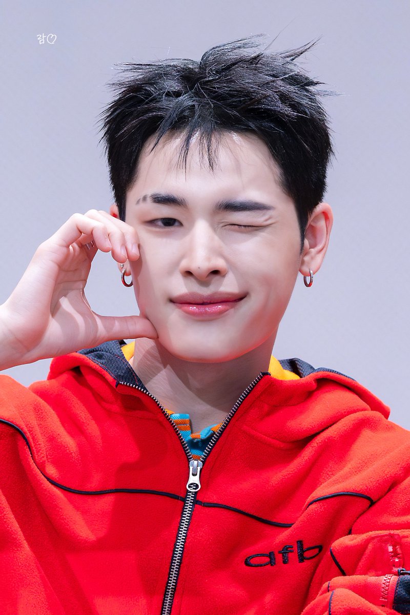 하루 tweet media