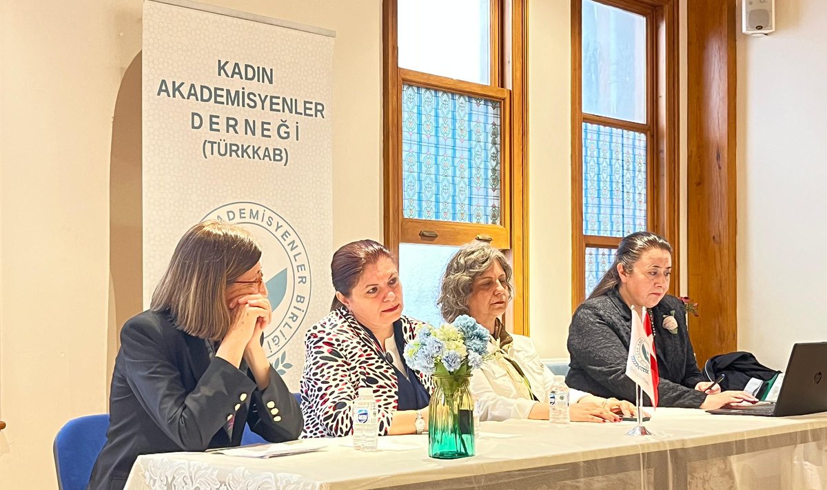 grzseda's tweet photo. Prof. Dr. Mualla Uydu Yücel, Prof. Dr. Gülay Öğün Bezer, Prof. Dr. Hatice Ayataç, Öğr. Gör. Asuman Reyhan Kurt, akademide kadın ve anne olmanın farklı boyutlarına dair deneyimlerini, bakış açılarını paylaştılar. Sayelerinde edindiğim akademik/kişisel farkındalık için teşkr ederm. https://t.co/6pramospdk