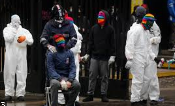 <a href="/biobio/">BioBioChile</a> Vestidos de escolares...Algo así?
