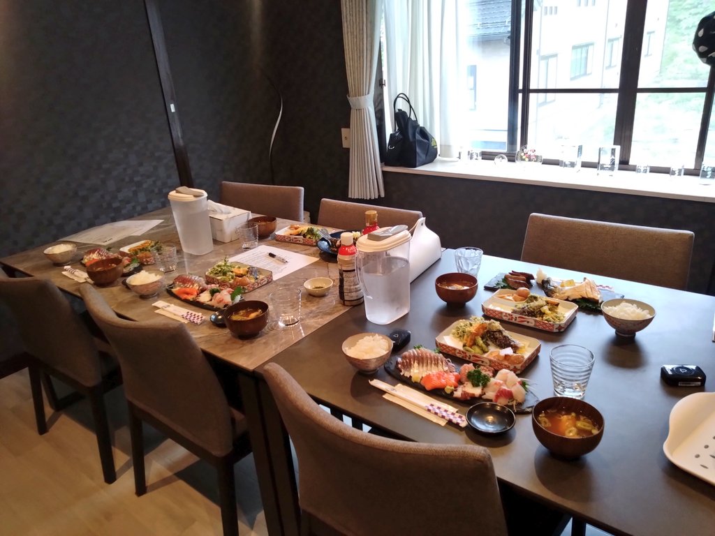 kayu__chan's tweet photo. たくさん食べた
刺身定食これで2000円はお得すぎ https://t.co/wUkf5WjF3M