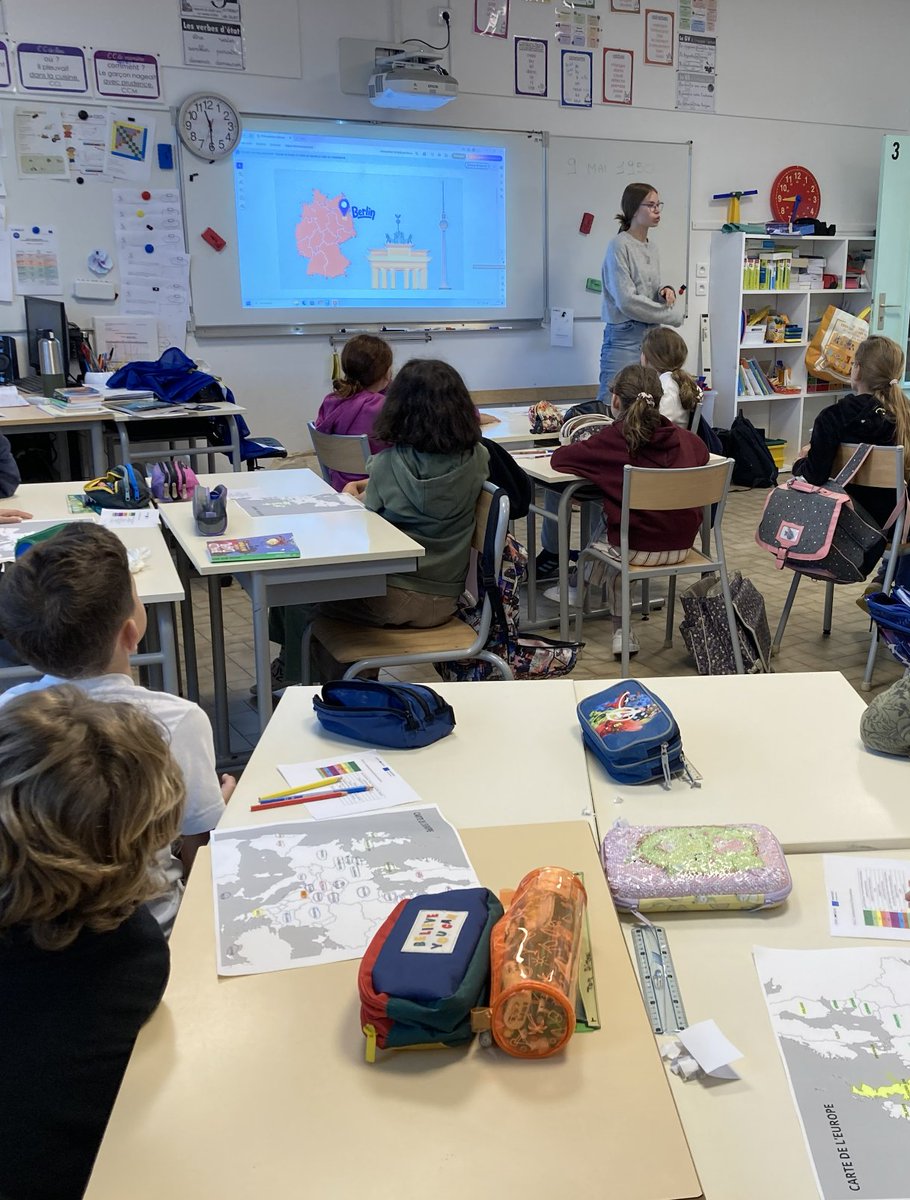 PauEuropeDirect's tweet photo. 🦋🇪🇺 Début du Joli Mois de l’Europe 2026 avec « L’EUROPE S’INVITE » 🇪🇺
Déjà 5 interventions dans les écoles @VilleAnglet, une action au lycée Lautréamont de Tarbes #EPAS @Europarl_FR et une première rencontre avec les bénévoles du centre social La Pépinière 🤝 https://t.co/F81becO2IP