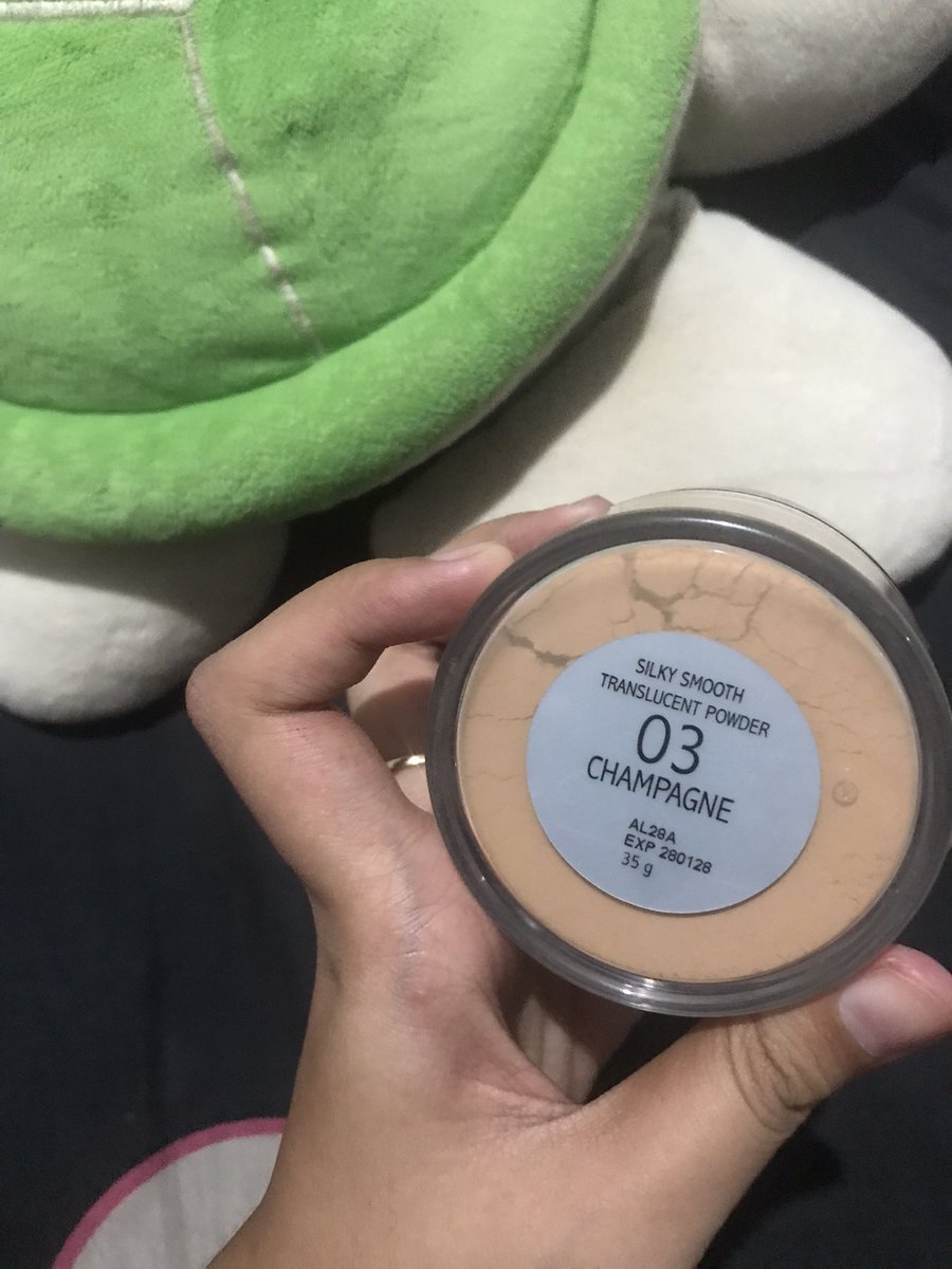 oktlrs's tweet photo. WTS ￼MAKE OVER Silky Smooth Translucent Powder (Loose Powder) - shade CHAMPAGNE. 110rb aja!!!

Dijual karna salah shade. Masih Full dan masih ada kardusnya, puff nya masih bersih tidak dipakai (dicoba pakai brush) harga belinya 130 (beli offline)

#wts #butuhuang #makeover #wtb https://t.co/v7ZMyxlO8h