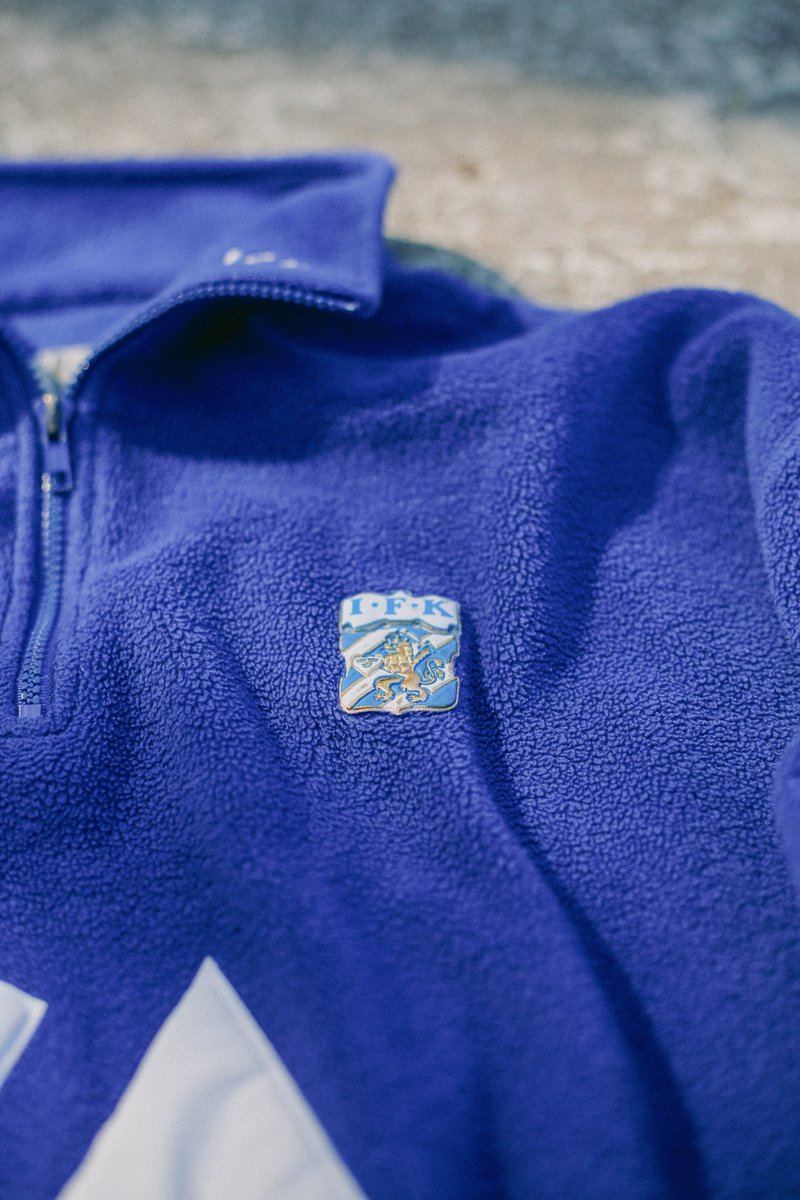 SvanteIvar's tweet photo. Lätta upp humöret med denna träningströja från 97, i tjock fleece. Från KC Leisurewear och sedan förädlad med Reeboklogo, klubbmärke och ICA-reklam. Bilden från en kylslagen träning på Kamratgården i slutet av 1997 med Stefan Bärlin på hans första(?) träning med Blåvitt. #ifkgbg https://t.co/pAiHSJEs56
