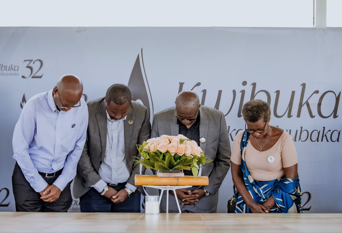 HuyeDistrict's tweet photo. Hari kuba igikorwa cyo kwibuka ku nshuro ya 32 abari abakozi b’Amakomini agize Akarere ka Huye bishwe muri Jenoside yakorewe Abatutsi. Iki gikorwa cyabanjirijwe no gushyira indabo ku rwibutso rwa Jenoside yakorewe Abatutsi rw’Umurenge wa Ngoma.

#Kwibuka32 https://t.co/T7WS1a4FhG