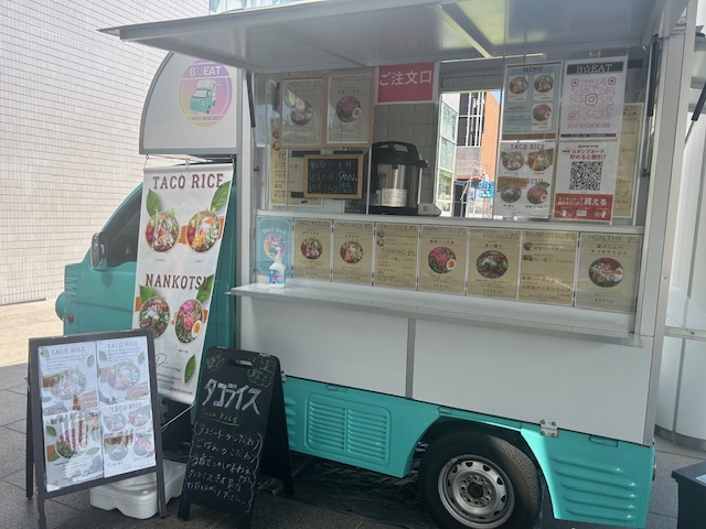 cda_catering's tweet photo. 西地上階グルメエリアのご紹介！

ガス釜炊きの国産米にこだわった当店人気のタコミートと軟骨ソーキが楽しめる「あいもり」が大人気のキッチンカー「B☆EAT」さんが初出店！

こちらのあいもりは大満足のボリュームと絶妙なバランスにハマる人続出！

ソーキは、泡盛でトロトロに煮込んだコラーゲンたっぷりの国産豚肉を使用！

自慢のタコミートは、オリジナルスパイスでじっくり味を染み込ませています！

ここでしか味わえない「あいもり」是非ご賞味ください！

#マリノススタグル