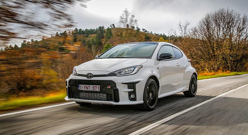 oznogretmenoglu's tweet photo. Günahlarından arınan ralli canavarı sonunda Türkiye’ye geliyor 🇹🇷

Toyota Türkiye, GR Yaris’i sınırlı adetlerde satışa sunacağını açıkladı. 2026 son çeyreğinde gelecek model için ön talep toplanmaya başlamış

Tanıtıldığı dönemde dünyanın en güçlü üç silindirli motorunu beraberinde getiren GR Yaris’te 1.6 litrelik turbo beslemeli motor, 280 HP güç ve 345 Nm tork üretiyor. 6 ileri manuel şanzıman da gerçek sürücü otomobilinde aradığımız parçaları tamamlıyor

Günah çıkartma kabinine girip bağışlanmayı dileyen bir ralli arabasının, arınıp sokağa çıkmış hali önümüzde…