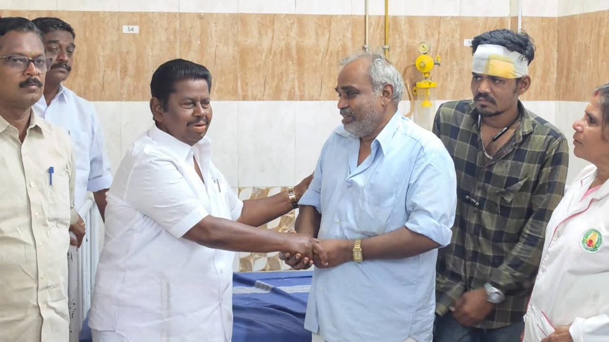 GAnbalagan_'s tweet photo. ஆடுதுறை, கிருஷ்ணகோயில் தோப்புத்தெருவைச் சேர்ந்தவர் கோடீஸ்வரன்(63) இவரது மகன்கள் பாலசுப்பிரமணியன்(38), பிரபாகரன்(32). இவர்கள் ஆடுதுறை ரயில் நிலைய சாலையில், பாத்திரம், பர்னிச்சர்கள் உள்பட பல்வேறு வணிக நிறுவனங்களை கடந்த 27 ஆண்டுகளாக நடத்தி வருகின்றனர். இந்தநிலையில், நேற்று முன்தினம் இரவு 10.30 மணியளவில், அந்த இடத்திற்கு வந்த, அதே பகுதியைச் சேர்ந்த தவெக நிர்வாகி மற்றும் சிலர், தந்தை மகன்களை தாக்கி, அவர்கள் வைத்திருந்த ரூ. 68,700 ரொக்கத்தை பறித்துக்கொண்டு அங்கிருந்து தப்பியோடினர். இதில் பலத்த காயமடைந்த தந்தை, மகன்கள் கும்பகோணம் அரசு மருத்துவமனையில் சிகிச்சைக்காக அனுமதிக்கப்பட்டனர்.

இதையறிந்த கும்பகோணம் முன்னாள் சட்டமன்ற உறுப்பினரும், தஞ்சாவூர் வடக்கு மாவட்ட திமுக பொறுப்பாளருமான சாக்கோட்டை க.அன்பழகன், அவர்கள் அங்கு நேரில் சென்று பார்வையிட்டு சிகிச்சை பெற்று வரும் தந்தை, மகன்களை பார்வையிட்டு,  ஆறுதல் கூறி மருத்துவரிடம் தக்க சிகிச்சை அளிக்க கேட்டு கொண்டார்.

அவருடன், துணை மேயர் சு.ப.தமிழழகன், திமுக ஒன்றிய செயலாளர்கள் கணேசன், சுதாகர், மருத்துவ நிலைய அலுவலர் பிரபாகரன், மருத்துவ கண்காணிப்பு அலுவலர் கமரூல் ஜமான் உள்ளிட்டோர் உடனிருந்தனர்.