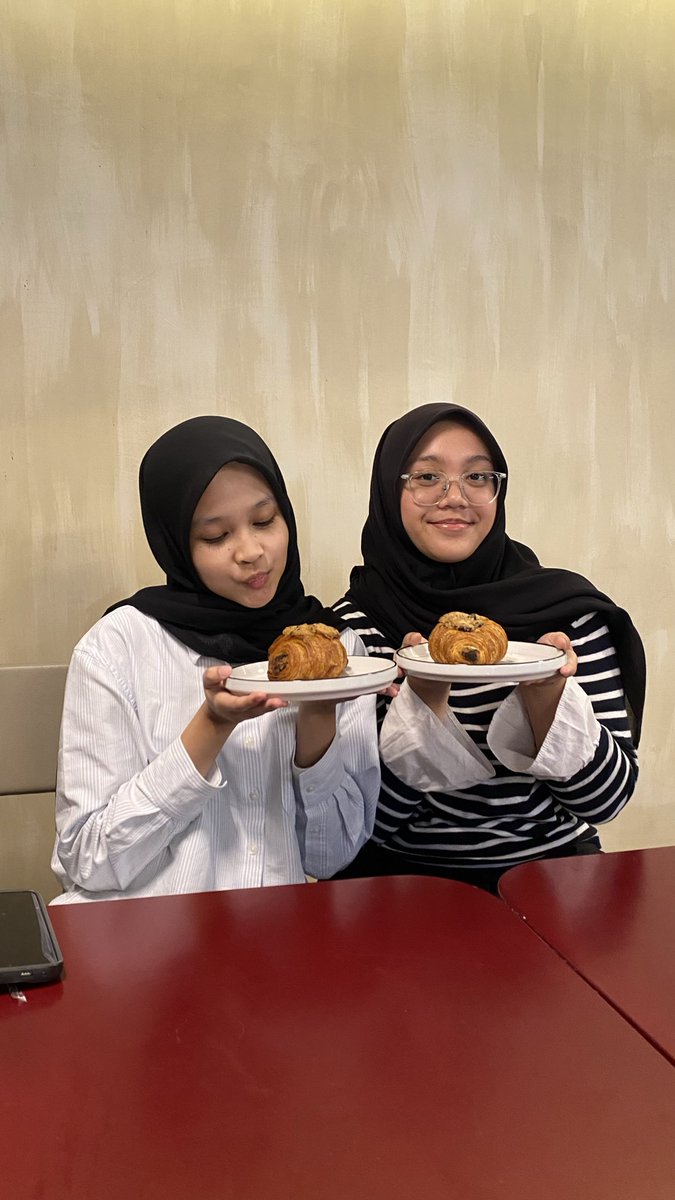 fluerssa's tweet photo. nyam nyam desserts lagi 🧁🍨 https://t.co/6RORbauo2A