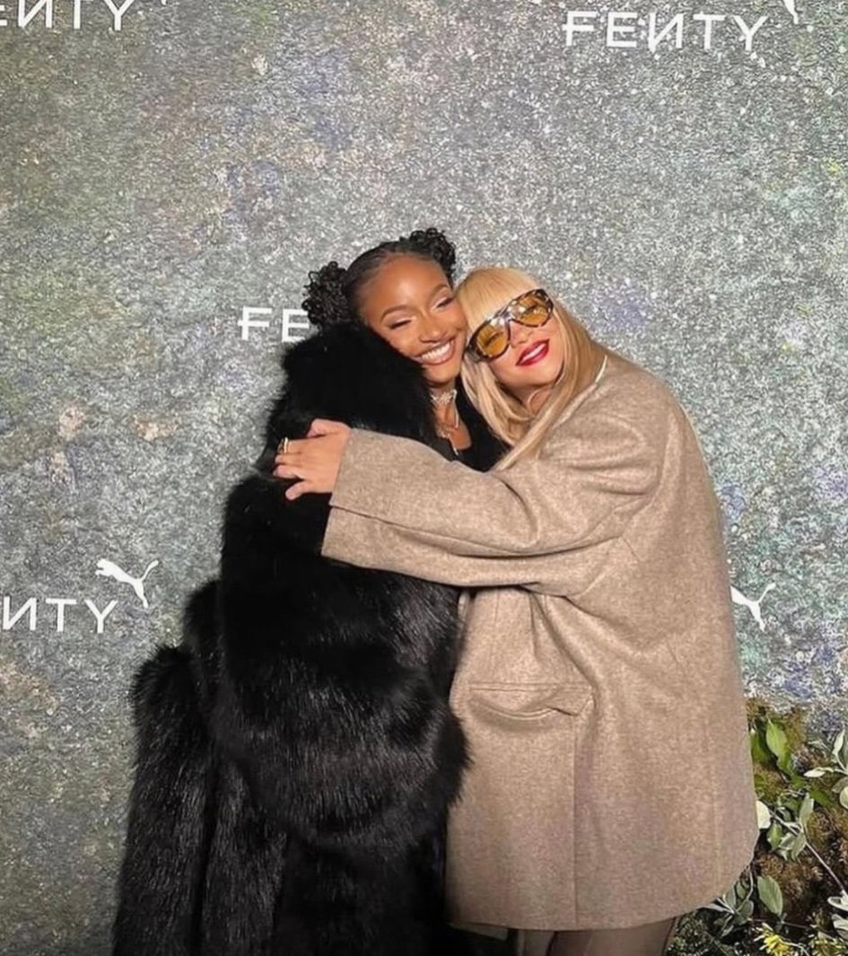 Veee___vian's tweet photo. @rihanna South Africans are bleeding over this https://t.co/JCDK1dmEOs