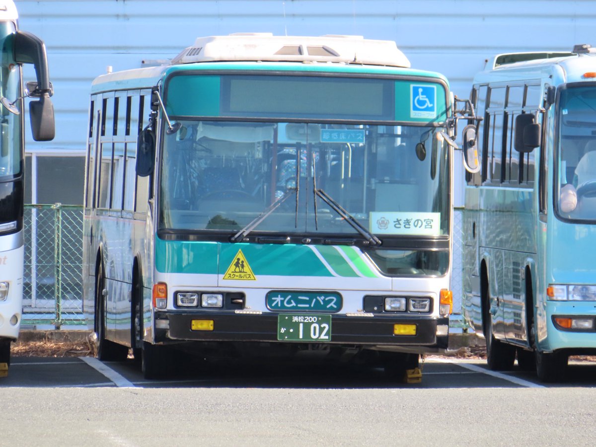 Mikotonorigawa's tweet photo. 廃車になったエアロミディ
エアロミディより古いエアロスター
エアロスターより古いレインボー
レインボーより古いエアロスター

#遠州鉄道 
#遠鉄バス https://t.co/DV3yYioBN1
