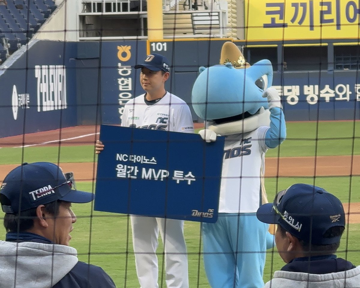 ya_dinos's tweet photo. 흑흑 이게맞지 .. 
투수 애들 밬ㅋㅋ
다들 재환 아버지께 카네이션 달아 드려라 https://t.co/7vkeX2zoz4