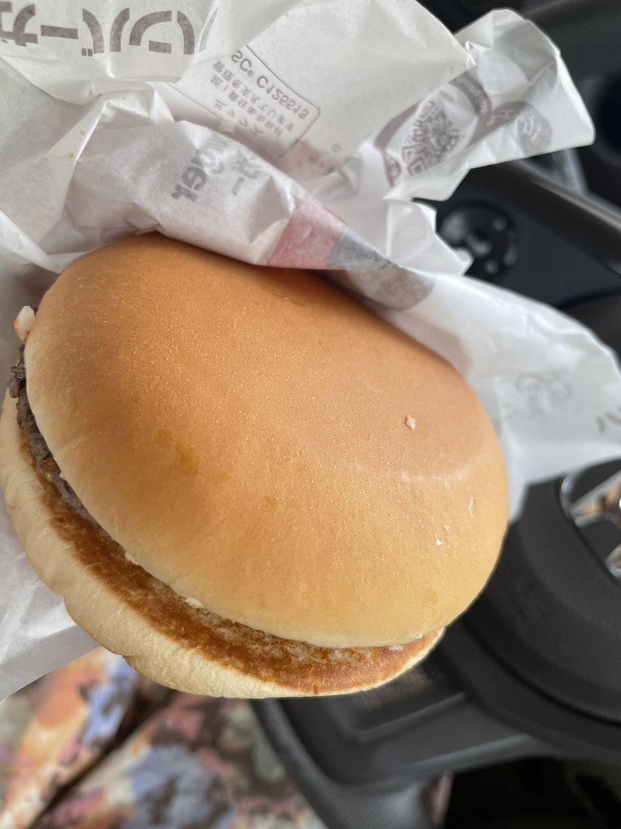 2osPhoto's tweet photo. これは噂のマクドナルド庄内店のハンバーガー。
噂のハードルが上がった中いただきましたが、めっちゃフカフカバンズとなんか、、なんか違うぞ美味しいぞなんで？！！という感想でおいしかったです🥳（食レポできないマン） https://t.co/04BFLu5I3F