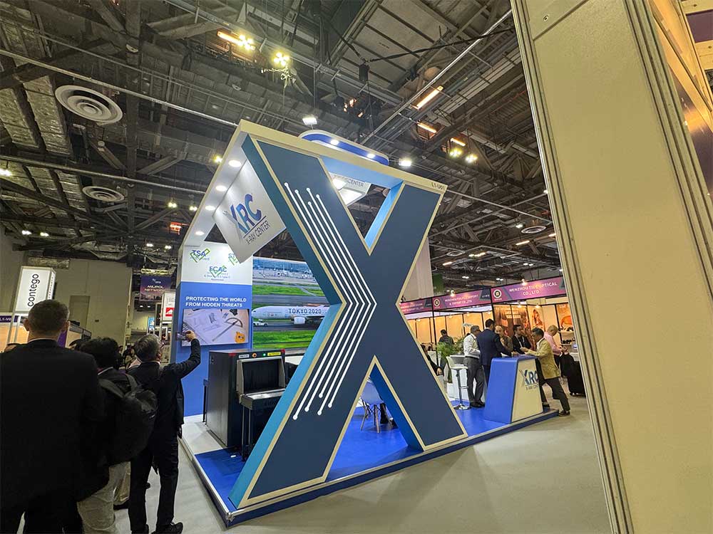 sunmonitor_jp's tweet photo. 当社代表がシンガポールで開催された「MTX (#MilipolTechX)」を視察してきました！
取引先のX-Ray Center社の出展ブースをはじめ、最前線のセキュリティ・検査技術をチェック👀
当社は今後も海外の最新動向を取り入れ、サービスの品質向上に努めてまいります！

#MTX2026 https://t.co/e4QJCC9a6B