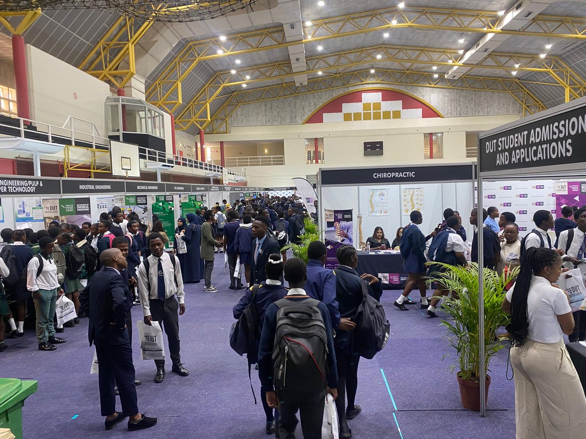 NomalizoN99881's tweet photo. DUT is already full of learners experiencing multiple new courses, with different administrations and staff on hand to explain things briefly to the learners.
#DUTOpenWeek https://t.co/Y8SKqBSuiU