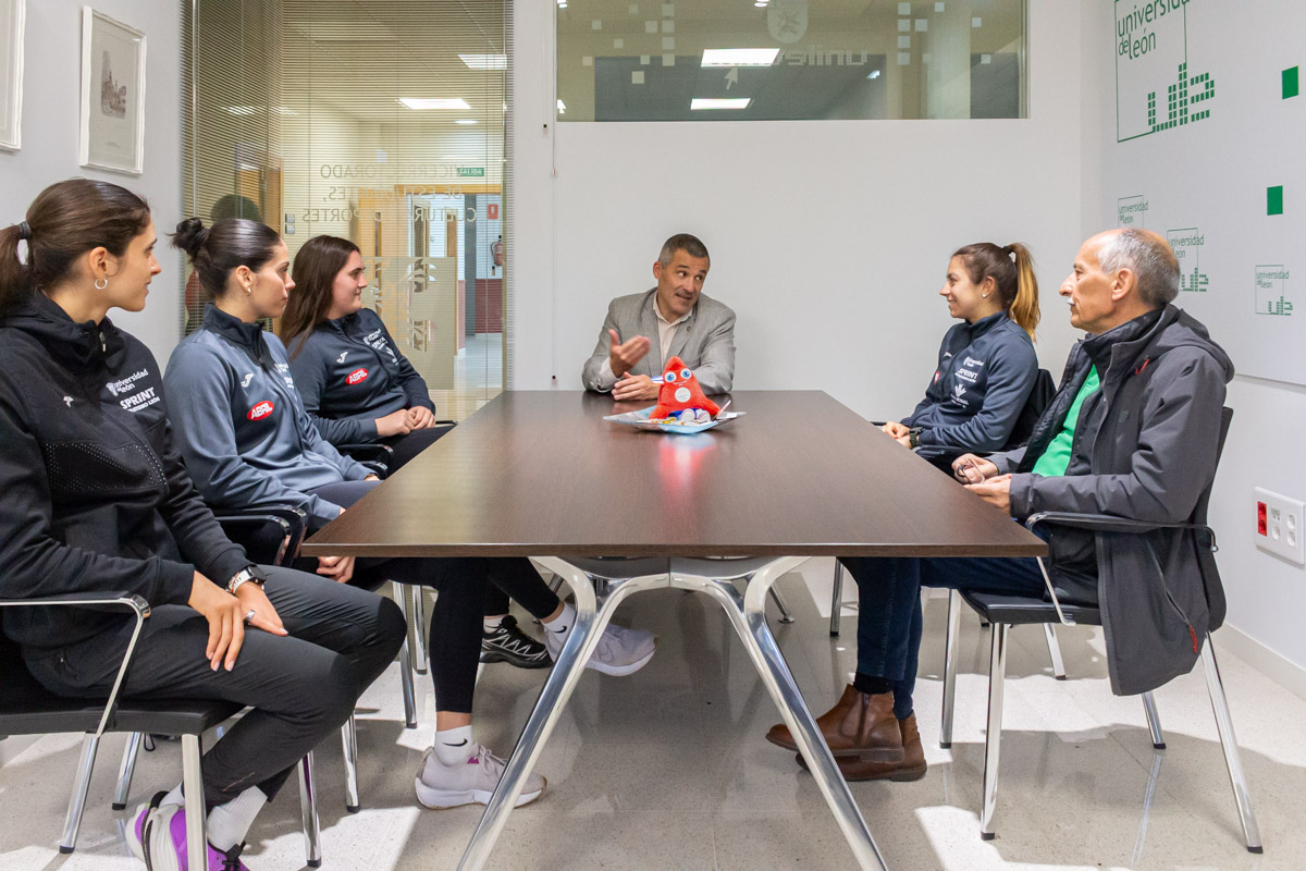 unileon's tweet photo. Desde la Universidad de León felicitamos al equipo femenino del ULE Sprint por su brillante inicio en la Liga Iberdrola de División de Honor. 💪🏆

#ULE #ULESprint #Atletismo #LigaIberdrola #DeporteUniversitario #OrgulloULE https://t.co/NENbJqn2Or