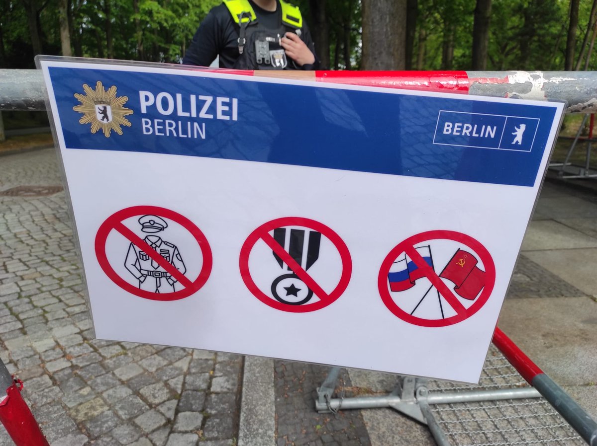 Berlin today, cemetery full of cops mobilized to stop ☭ symbols and Soviet flags. It’s so convenient for Germans to weaponize Russia’s invasion to ban USSR (which included Ukrainians) so they can whitewash their Nazi history and ban power that defeated their most savage regime.