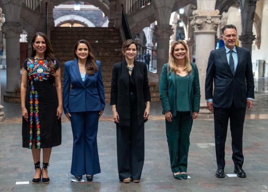 Muy indignante ver esta foto. 

Tantos años de sangre derramada por nuestros héroes, para que tuviéramos patria y libertad y vean a estos traidores a la patria de vasallos de quienes hasta hoy  nos insultan.

El #CartelDelMCPRIAN debe irse de México.