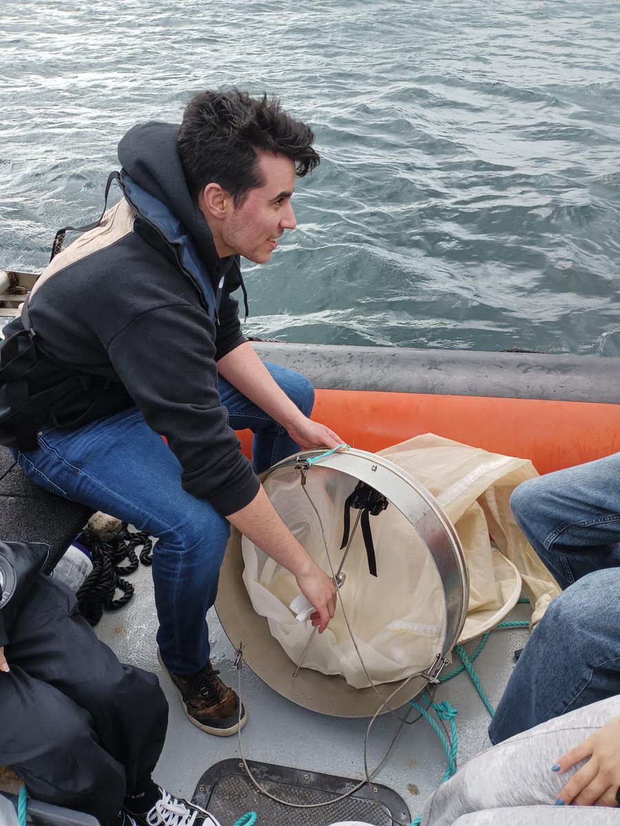 ESTM_IPL's tweet photo. #EuropeanMaritimeDayInMyCoutry2026
• EXPERIÊNCIA DE OCEANOGRAFIA NO MAR APROXIMA ESTUDANTES DA REALIDADE CIENTÍFICA •

Estudantes  da licenciatura em Biologia Marinha,  fizeram diferentes técnicas de amostragem e de tratamento de amostras de água, fitoplâncton e zooplâncton. https://t.co/zGyAS8btI0