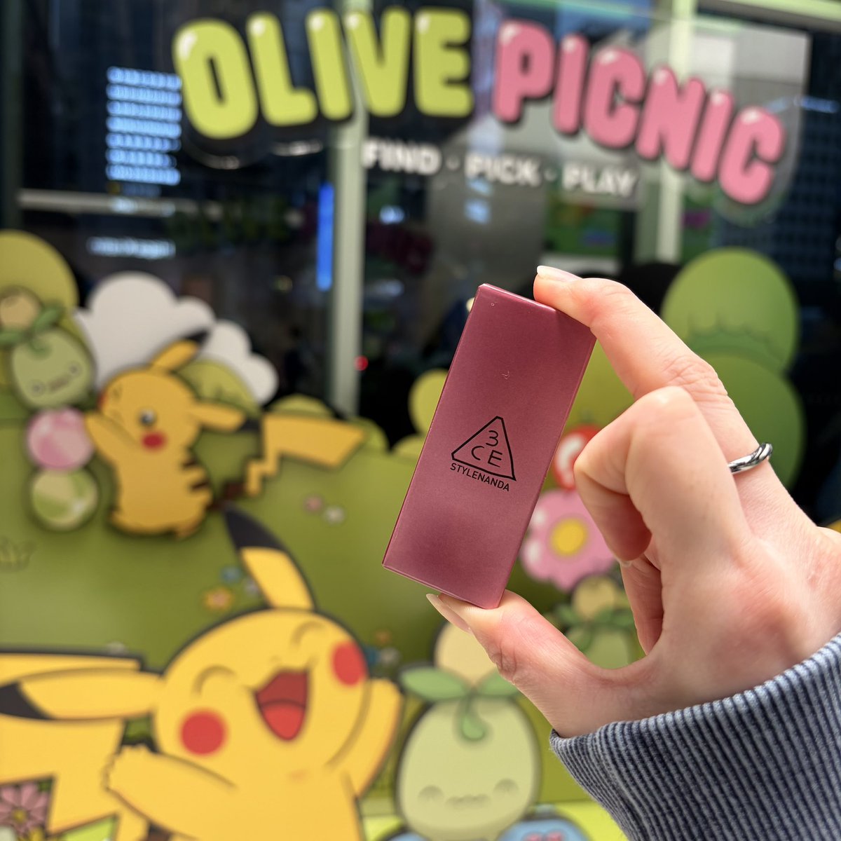 Milly_Planet's tweet photo. 韓国着いたﾆﾀﾞよ〜❣️

降り立ったところにちょーどポケモンとコスメのコラボビル(?)みたいなとこがあってお買い物した🛍🎶

ちなみにいつもﾆﾀﾞﾆﾀﾞ言ってるけど
韓国語1ミリもわかりまてん😃 https://t.co/DWxbD9RSjb