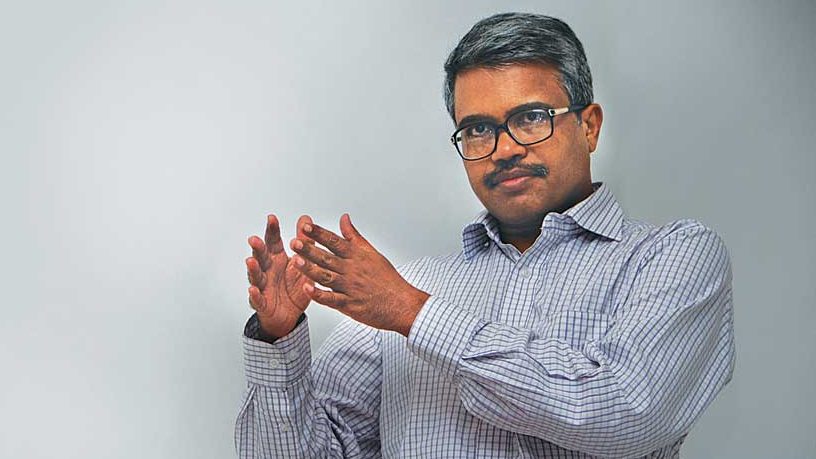 एक नाई के पास बाल काटने की कला है. यह उसका पेशा है. उसे बाल काटने के पैसे मिलते हैं, वह बाल काट देता है. बाल काटने से पूर्व वह जाति, धर्म और क्षेत्र नहीं देखता है. वह बाल काटने को लेकर प्रतिबद्ध है. व्‍यक्ति को लेकर नहीं.

इसी श्रेणी में हम हर पेशे, जैसे; दर्जी, कुम्‍हार, ड्राइवर