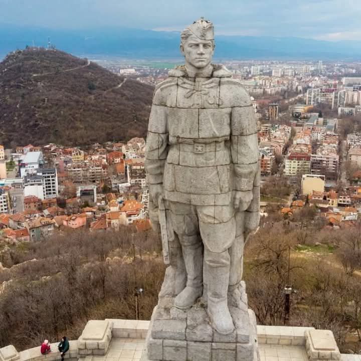 Стоит над горою Алеша  в Болгарии русский солдат.
Из камня его гимнастерка, его сапоги.
Алеша, был известен всей Болгарии
Памятник советским воинам-освободителям официально открыт в Пловдиве в 1957г.
В 1968г. на фестивале молодежи в Софии прозвучала песня «Стоит над горою Алеша»