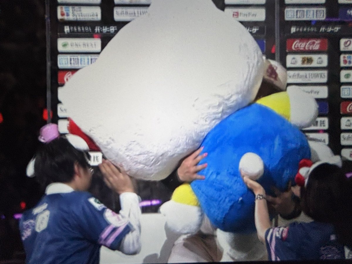 12beaver30's tweet photo. やったー！！⚾️ホークスサヨナラ～！！！
勝利をありがとーーー谷川原～😭😭😭
1人で持ちきれん程のめっちゃデカイ超ジャンボキティちゃんうらやましぃぃ～！！！😍😍😍 https://t.co/KsSaAUWUjH