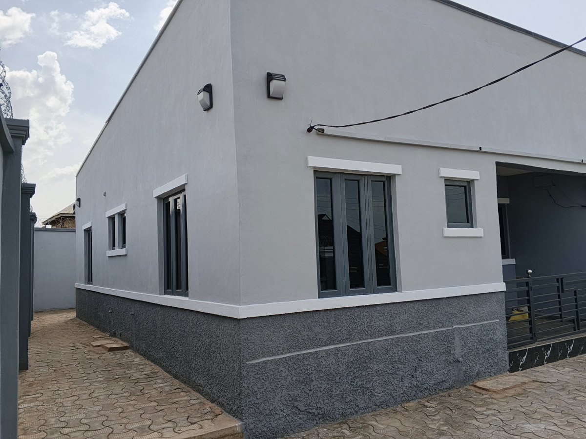 SteveAworinde's tweet photo. I secured the land and handled this construction in Ibadan for someone whose location I didn't know throughout - only knew he is from Ibadan. Also, bought other lands nearby for him and perfected the documentation.

We spent around 40M and I gave honest account of each naira. https://t.co/hi9QcUtSgk