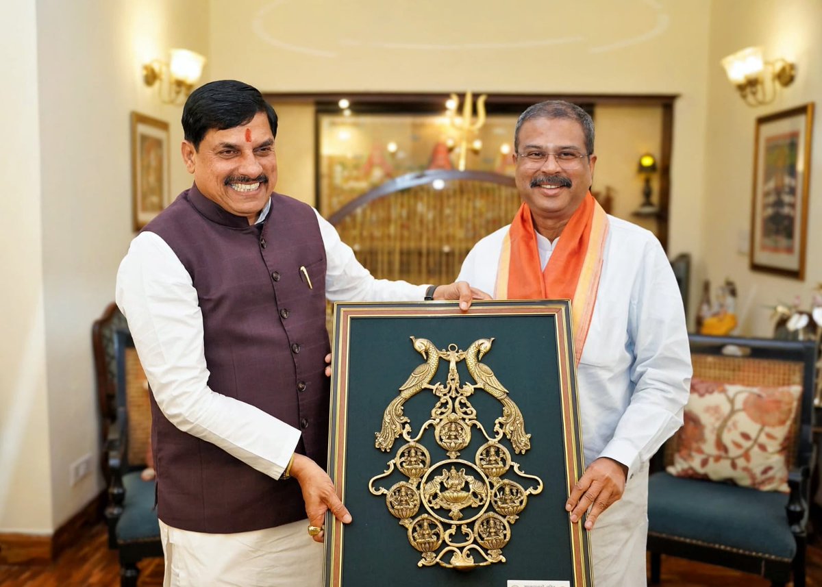 मुख्यमंत्री <a href="/DrMohanYadav51/">Dr Mohan Yadav</a> जी ने आज नई दिल्ली में केंद्रीय शिक्षा मंत्री श्री <a href="/dpradhanbjp/">Dharmendra Pradhan</a> जी से शिष्टाचार भेंट की।