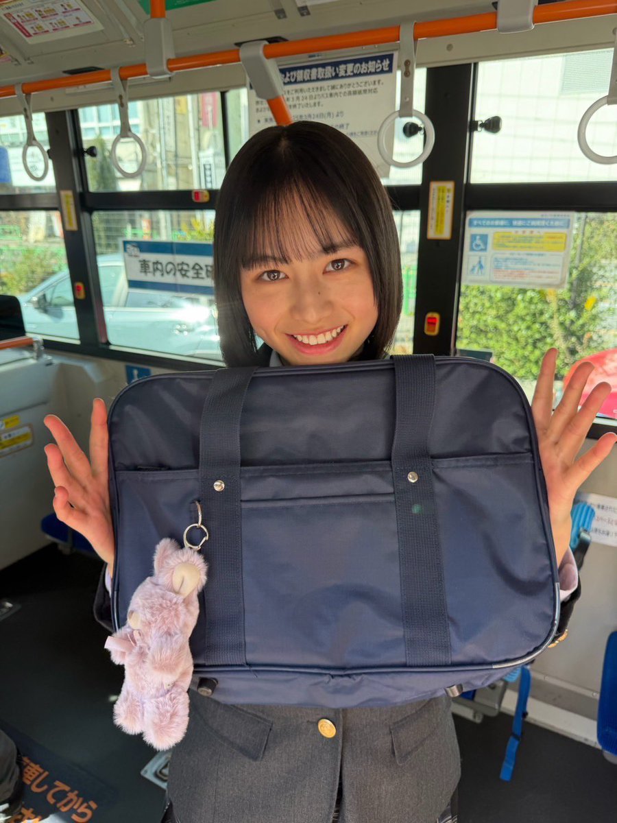 himari_staff_'s tweet photo. 📚#ヤングジャンプ オフショット🚌
バックについてるキーホルダーがお気に入りの様子でした💞
#中川陽葵 #ヤンジャン #YJブルーム https://t.co/gVE0Pi7fA7