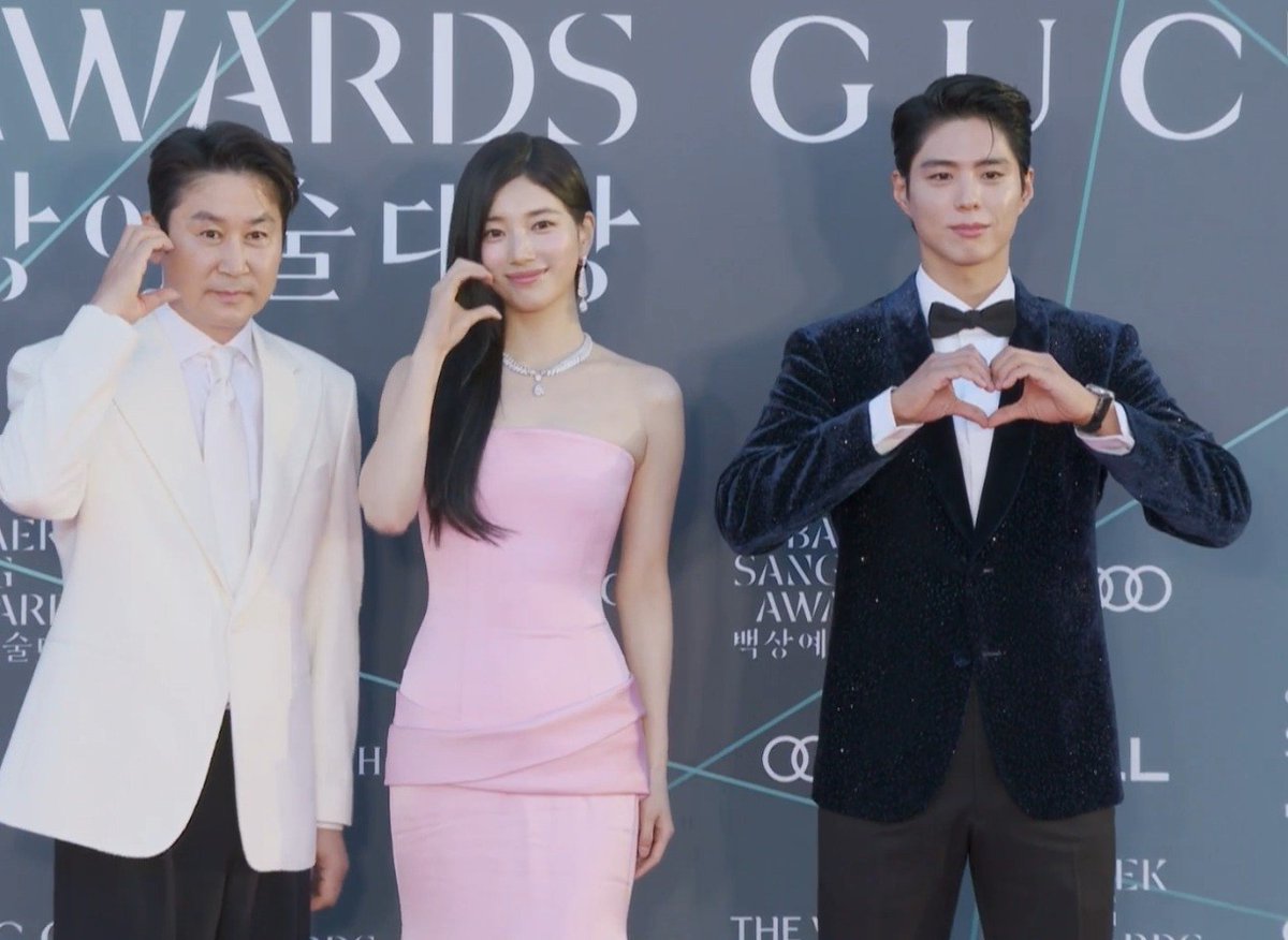 bleuciel_kei's tweet photo. 62回百想芸術大賞

レッドカーペットMC登場❣

カッコいい🩵🥰

#박보검 
#パクボゴム 
#PARKBOGUM
#BaeksangAwards https://t.co/bGiLfl64Ed