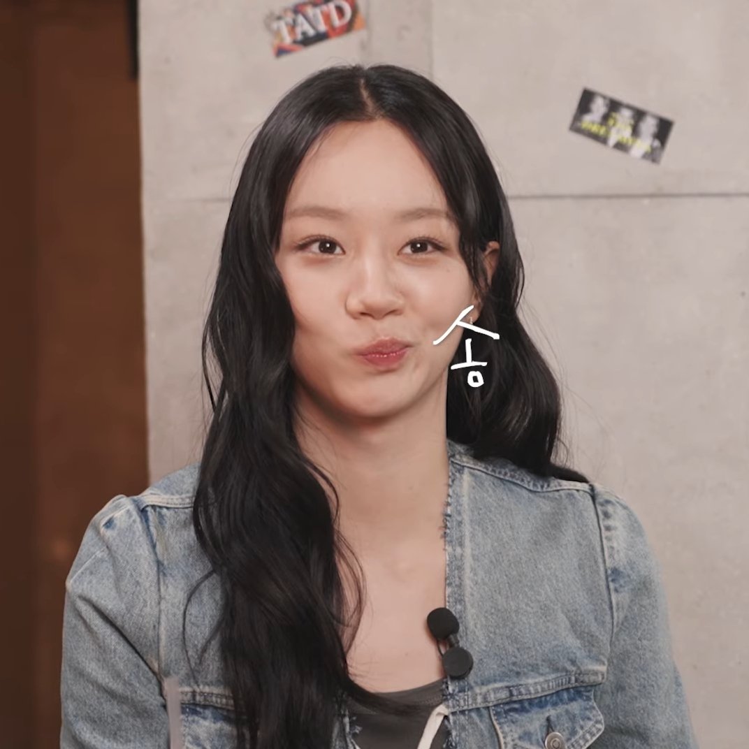 HyeriScreencaps's tweet photo. Classic Hyeri expression 😁💋💋 https://t.co/Ar54AWyyYJ