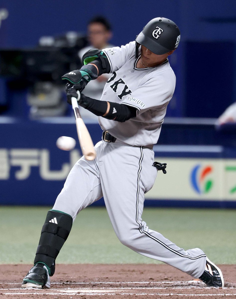 三回表】巨人 0-2 中日 続く #吉川尚輝 選手がヒットで出塁し無死一二塁👏