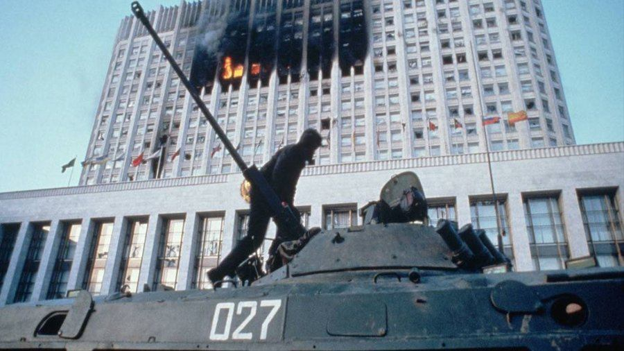 Капитализм был навязан России силой. На референдуме 1991 года 76% населения проголосовали за сохранение Советского Союза. Тем не менее 4 октября 1993 года Борис Ельцин использовал танки и обстрелял здание российского парламента, чтобы восстановить свй капитализм.
