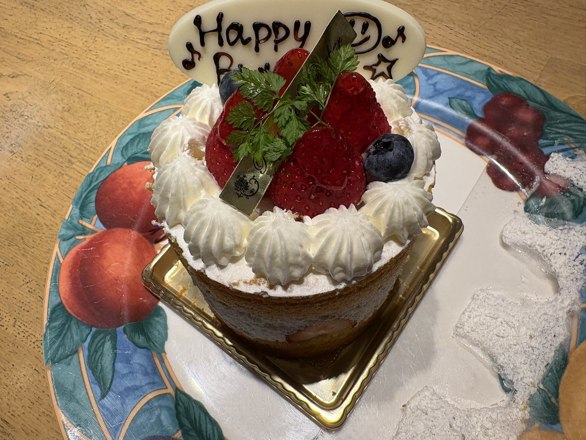 084325's tweet photo. 今年の誕生日のご飯と猫情報🐈‍⬛🐈
従姉妹がSwitch2を買ったので試しに持ってみたけど腱鞘炎マンには秒で無理という感じだったのではよLiteてきなやつください😇 https://t.co/1NObaBPtTd