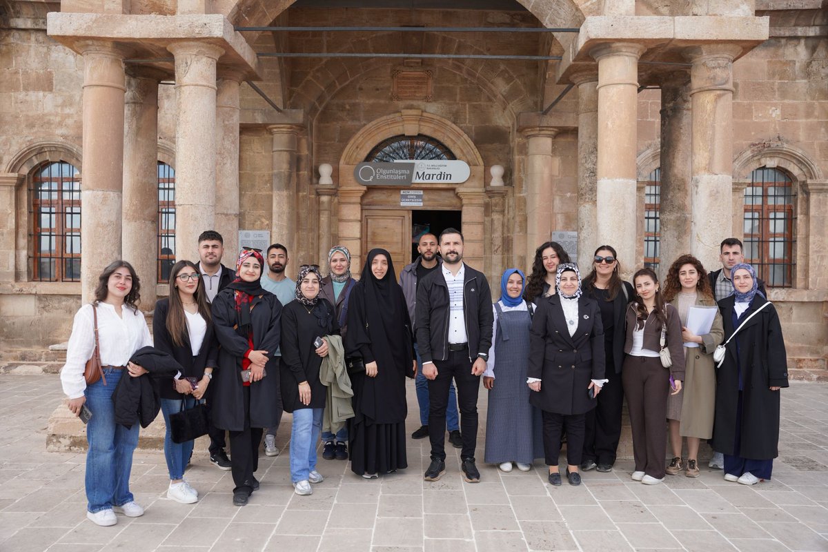 mardinartuklu's tweet photo. 🏛️ Üniversitemiz Sanat Tarihi Topluluğu ile Mardin Araştırmaları Uygulama ve Araştırma Merkezi tarafından düzenlenen “Tarihe Dokunmak” etkinlikleri kapsamında, Sanat Tarihi Bölümü Dr. Öğr. Üyesi Fırat Allak, “Mardin İdadi Mektebi (Mardin Olgunlaşma Enstitüsü)” başlıklı söyleşiyle katılımcılarla bir araya geldi.

📖 Söyleşide, 1900’lü yılların başında inşa edilen ve uzun yıllardır eğitim geleneğini yaşatan tarihi yapının geçmişten günümüze uzanan hikâyesi ele alındı. Mimari özellikleri, geçirdiği dönüşümler ve Mardin’in kültürel belleğindeki yeri üzerine kapsamlı değerlendirmelerde bulunuldu.

Aynı zamanda etkinlik, öğrenciler için teorik bilginin saha deneyimiyle buluştuğu önemli bir öğrenme ortamı sundu. Katılımcılar, Mardin’in tarihî yapılarını yerinde inceleme fırsatı bularak kültürel mirasın korunmasına yönelik farkındalık kazandı.

Günümüzde Mardin Olgunlaşma Enstitüsü olarak kullanılan yapının, geleneksel el sanatlarının üretildiği ve yaşatıldığı önemli bir kültür mekânı olmayı sürdürdüğü ifade edildi.

Tarih, mimari ve kültürel mirası bir araya getiren etkinlik, katılımcıların yoğun ilgisiyle gerçekleştirildi.

@erolozvar
@ibrahimozcosar
@ArtukluEdbFklts
@2mau_m 
@SanatToplulugu 

#MardinArtukluÜniversitesi #MardinİdadiMektebi #MardinOlgunlaşmaEnstitüsü #SanatTarihi #SahaEğitimi