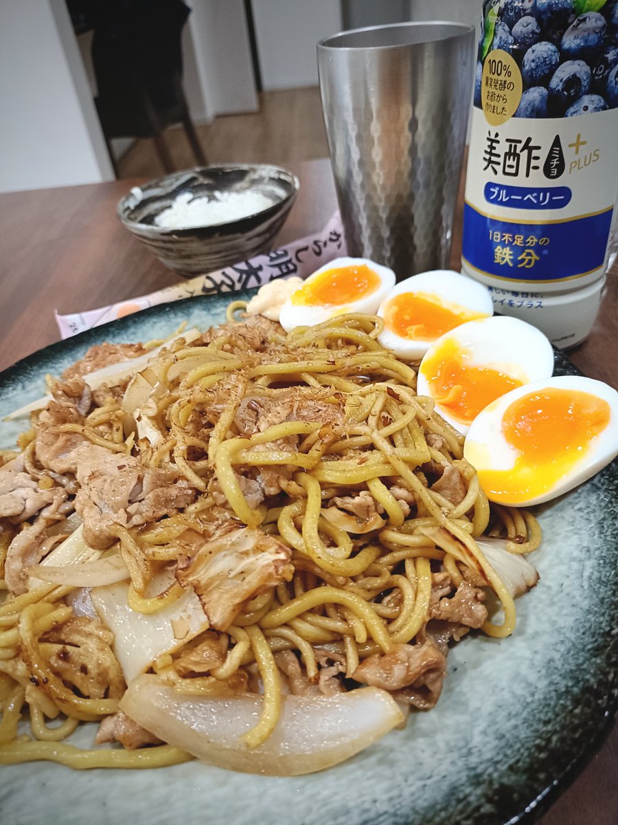 今日は焼きそば(大盛り)です
