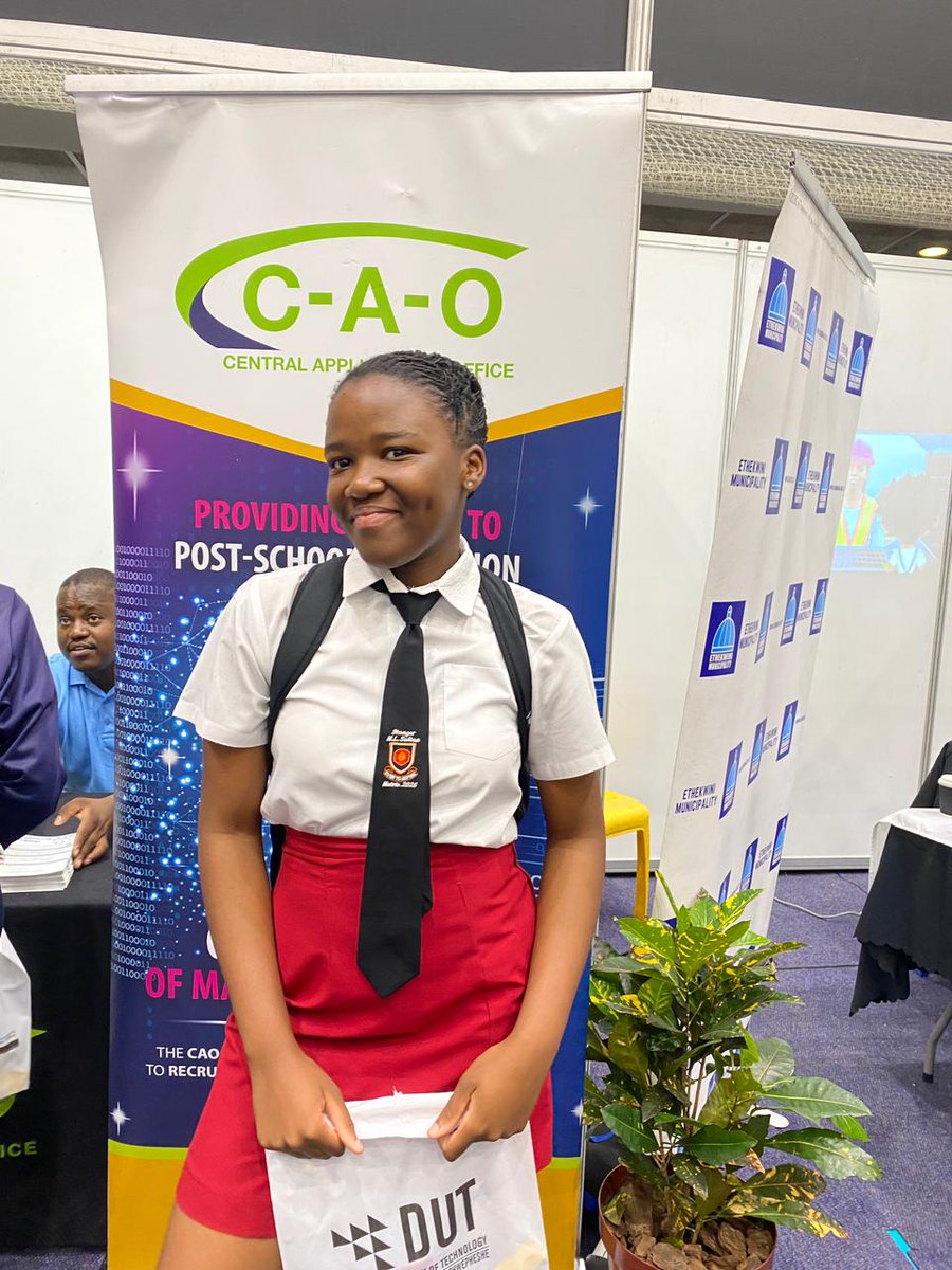 Phumla1789700's tweet photo. " I am excited to be here, and I would like to join DUT next year to do Journalism," said Syamthanda Mthethwa, grade 12 learner at Stanger M L Sultan Secondary School.๐ฏ๐ฅ
#DUTOpenWeek https://t.co/bBpQ4YxiKs