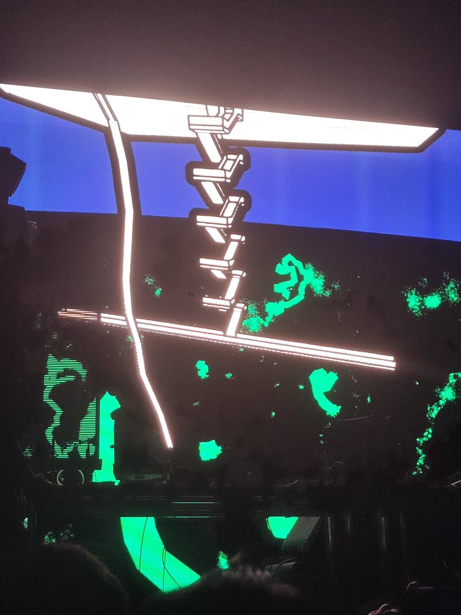 backstage raver 🌲📡 tweet media