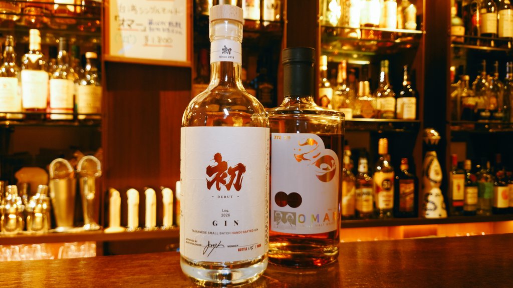 barspirits's tweet photo. 台湾商品の紹介です！

-オマー ~第16代総統就任記念ボトル

フルーティーな台湾のシングルモルトウイスキーの限定品！

-初 ~DEBUT~

おそらく日本にこの一本だけ!?

台湾のサトウキビから作られる桃のようなフルーティー感とジュニパーの香りがマッチした一本です！

30ml ¥1800でのご提供です！ https://t.co/kST1S2F8l4