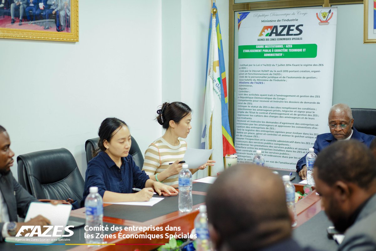 azesrdc's tweet photo. Ce jeudi 07 mai 2026, la Direction Générale de l’AZES, par son Directeur Général, Auguy Bolanda M., a reçu le comité des entreprises de la Zone Économique Spéciale de Maluku dans le cadre d’une réunion d’échanges consacrée au bon fonctionnement de la zone.

Cette rencontre a permis d’aborder plusieurs points stratégiques, notamment la sécurisation de la Zone Économique Spéciale, la gestion et la maintenance des infrastructures, l’organisation des contrôles ainsi que l’amélioration des opérations logistiques grâce au quai déjà opérationnel pour l’évacuation des produits.

Les échanges ont également porté sur l’accompagnement des entreprises installées dans la zone, l’organisation des visites ainsi que la nécessité de renforcer la collaboration entre l’AZES et les différentes sociétés opérant au sein de la ZES de Maluku.

Depuis son inauguration en 2023, la Zone Économique Spéciale de Maluku continue d’enregistrer des avancées significatives et confirme son rôle stratégique dans le processus d’industrialisation et de développement économique de la République Démocratique du Congo.
@Presidence_RDC @PrimatureRDC @fpirdc @fdsurdc @SuminwaJudith @FondationLONA_ @pepsi 

#AZES #ZESMaluku #ZoneEconomiqueSpeciale #RDC #Industrialisation