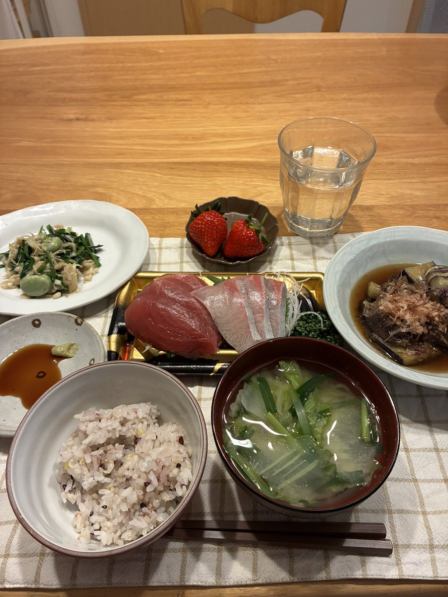 ひとり静かに夕ごはん

GW明け久しぶりにカーブス行って
ダスキンにエアコン掃除の頼んだ

娘が帰ってくるかも‼︎
好物のお刺身買ってきたけど
明日帰るとLINE🥲

仕方ない…お刺身
茄子の煮浸し
にらとえのきとそら豆の中華麹炒め
白菜のお味噌汁
十五穀米ごはん
いちご🍓
白湯