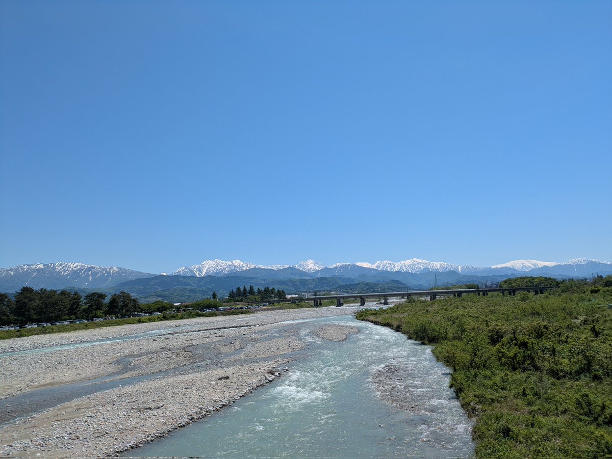 scinob's tweet photo. GWは自転車に乗りました。石川県の七尾の、山の上らへんから、富山湾を越え、新潟に入るとこまで。私の脚では数日かかり、謎の痣みたいなんがちらほら。でも晴れた日は、立山連峰がとても綺麗でした。 https://t.co/nLrWg7khwk
