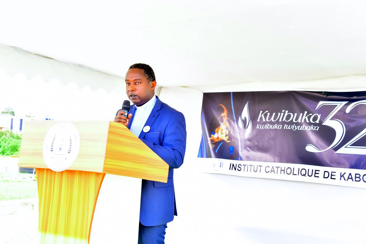 Muhangadis's tweet photo. #BiriKuba: Umuyobozi w'Akarere @KAYITAREJacky yifatanyije n'Ubuyobozi, Abarezi n'Abanyeshuri ba @ICKKabgayi mu gikorwa cyo kwibuka ku nshuro ya 32 Jenoside yakorewe Abatutsi mu 1994. #Kwibuka32 https://t.co/BR7t1R9Fhy