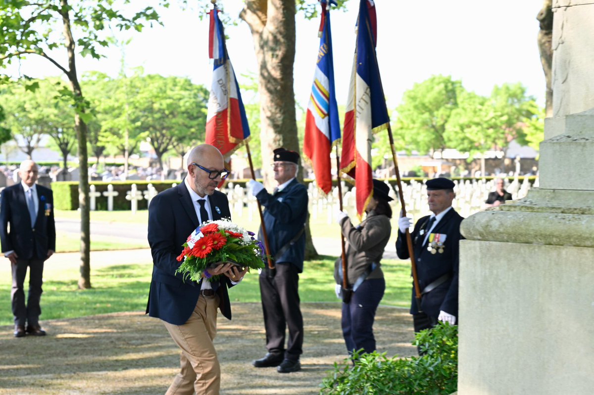 sarthefr's tweet photo. 🇫🇷 Olivier Sasso, conseiller départemental, représentant Dominique Le Mèner, Président du Conseil départemental de la Sarthe, était présent à la cérémonie commémorative du 81e anniversaire de la victoire du 8 mai 1945 au Cimetière de l’Ouest du Mans. https://t.co/jvFZZz0ylS