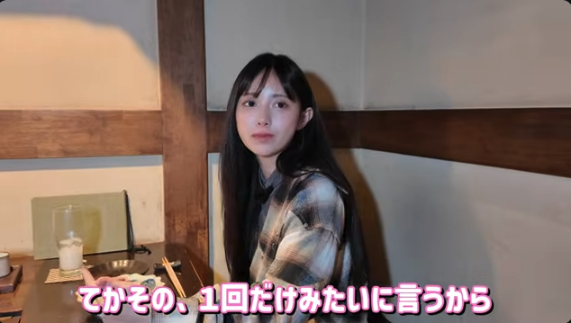 Nokin616's tweet photo. 2年半。4,000〜5,000万。
それでもチューすら、1回もしたことがない。

六本木のキャバ嬢・にじほさんへの想いを、ヤーマンさんが全部話した。

━━━━━━━━━━━━━

①出会いと2年半

エレベーターで偶然乗り合わせた。
「この子以上に可愛い子いない」と、その日すぐに指名した。

まだ無名だった頃から通い続け、週3でファブリックに行った。
やがてにじほさんはTikTokでバズり、どんどん有名になっていった。
隣にいる時間は5分に縮んだ。それでも通い続けた。

②5,000万使って、チューなし

1回の来店で100〜150万。
2年半で4,000〜5,000万を使った計算になる。

「リアルにチューもしたことないからね。その3年間って。」

キスどころか、手を繋いだのも1度だけ。
酔ったにじほさんを「こっちだよ」と引っ張った、それだけだ。

③それでも、ゴールは決まっている

「ゴールを決めなかったら道筋も立てられない。ゴールは俺は付き合うことだ。」

本を読んで学んだ目標設定論を、にじほさんへの想いに当てはめた。
にじほさんの返答はシンプルだった。

「10年後も、多分ないから。」

一蹴された。

━━━━━━━━━━━━━

5,000万使っても動じないにじほさん。